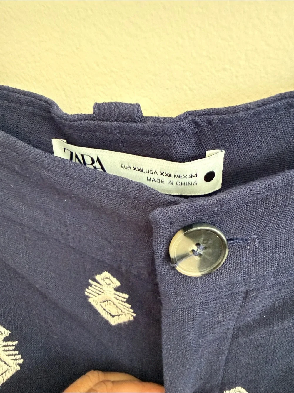 🐝NWT🐝 LINEN Zara Navy Capri Pants with White Embroidered Motifs